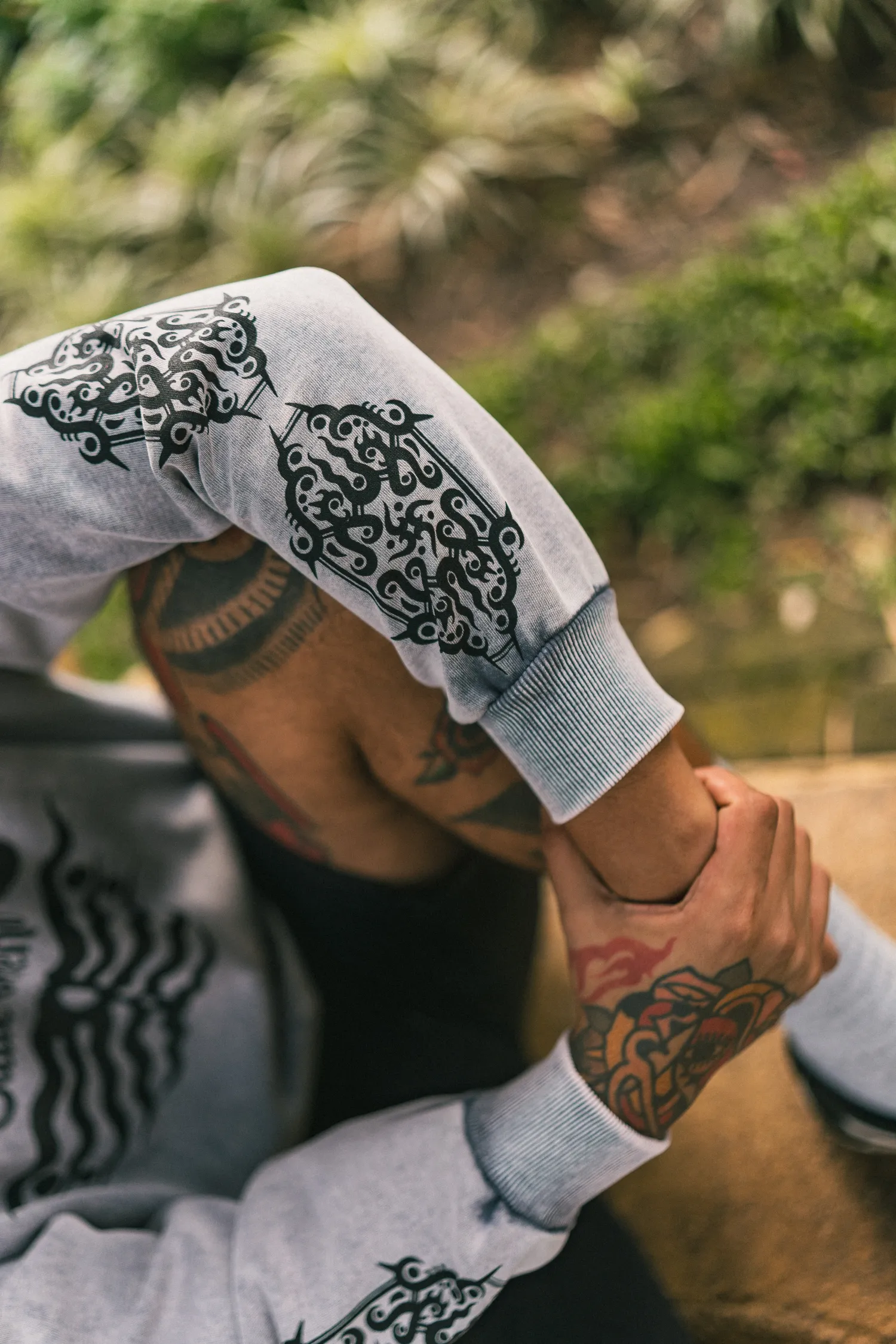 Detalle de la manga estampada del Borneo Crew Neck