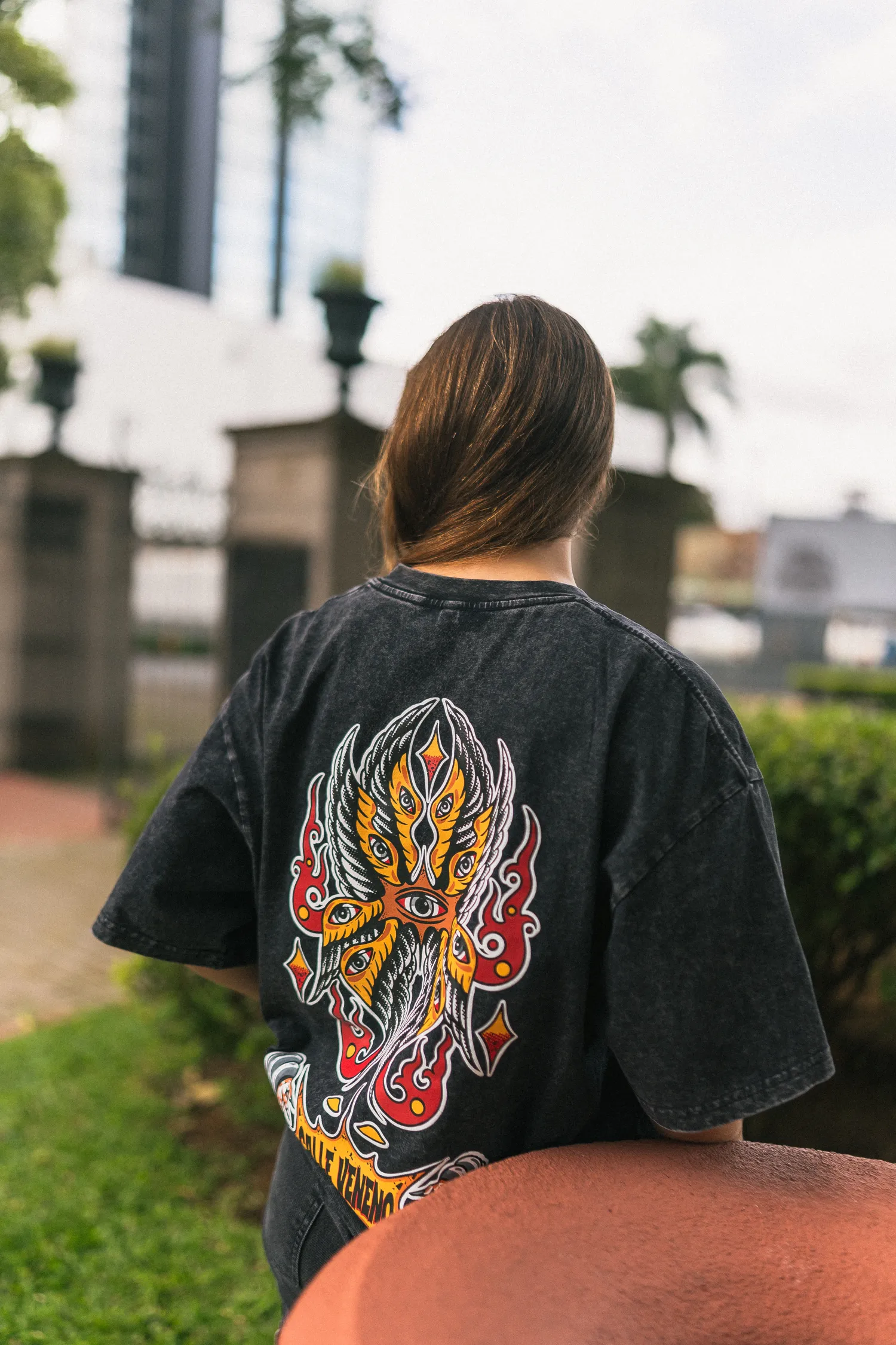 Estampado trasero del Seraphim Tee