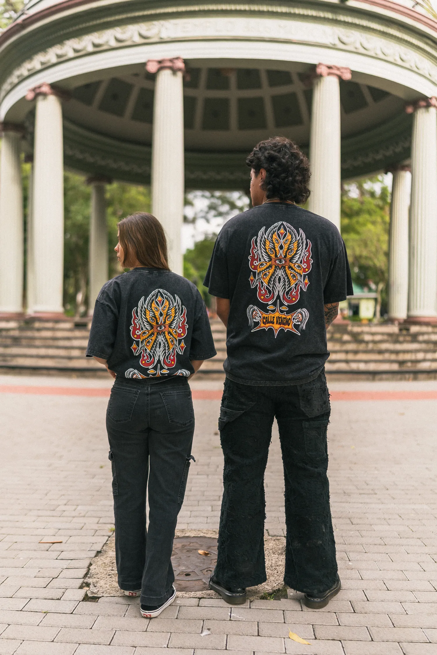 Dos modelos con el Seraphim Tee